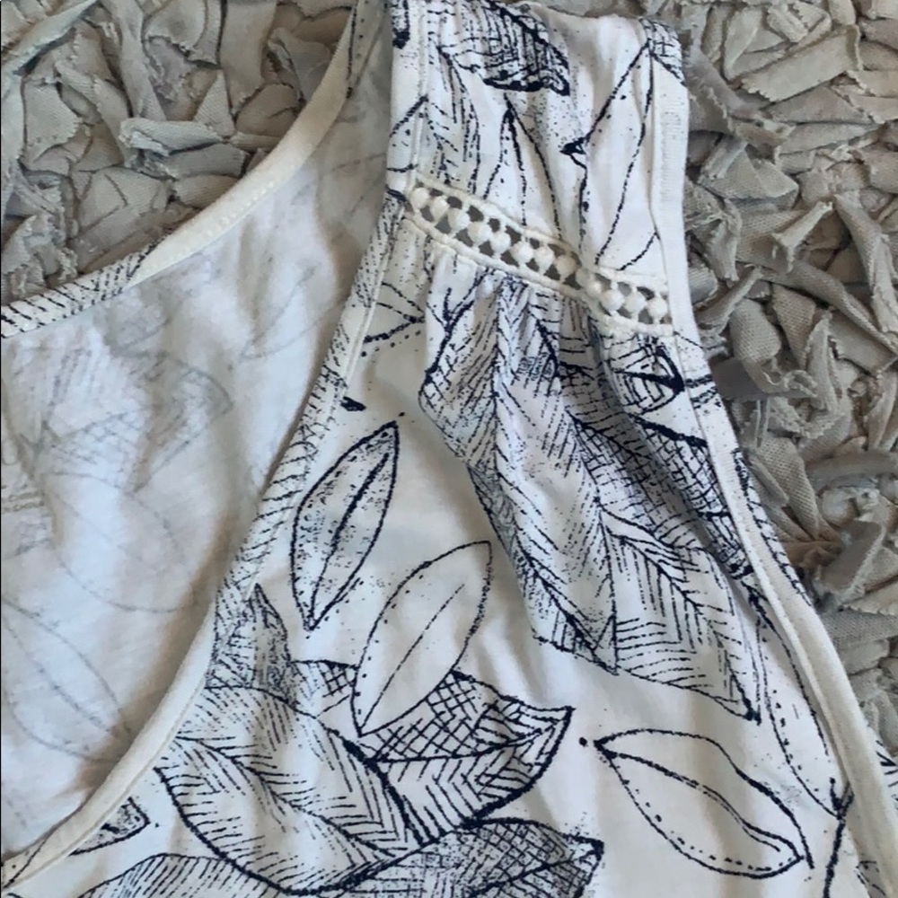 Flowy Tank Top - Picture 2 of 3